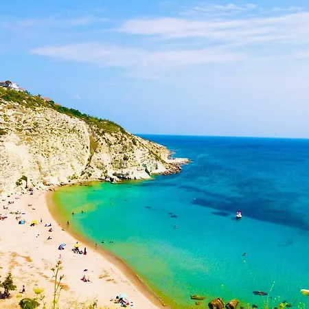 Yazlik Kleopatra Koyu Yaninda Cesme