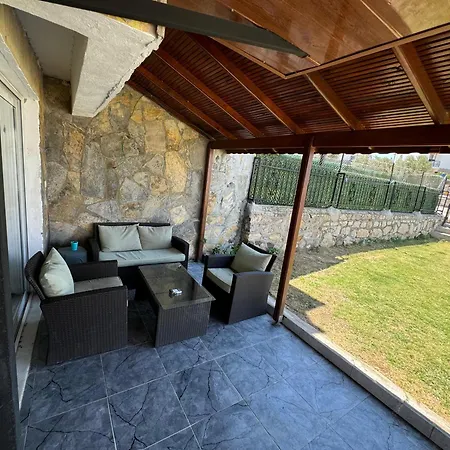 Yazlik Kleopatra Koyu Yaninda Villa Cesme