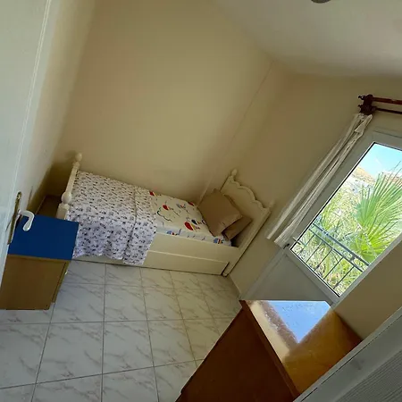 Yazlik Kleopatra Koyu Yaninda Cesme