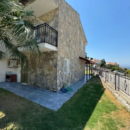 Yazlik Kleopatra Koyu Yaninda Cesme